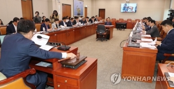 국감 '증인 전쟁'…조국 부인·딸, 이재용 등 무더기 신청