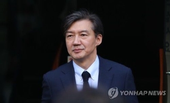 검찰, 조국 아들 소환…'허위 인턴증명서' 의혹 조사