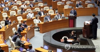 권성동 “사퇴할 생각없냐“ 조국 “책임감 느끼겠다“…국회서 설전