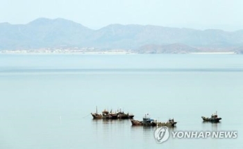 군, 전날 NLL 넘은 북한 선박에 경고사격…핫라인 정상가동