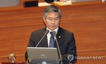 정경두, '북 미사일' 추궁에 “우리 시험개발은 어떻게 표현하나“