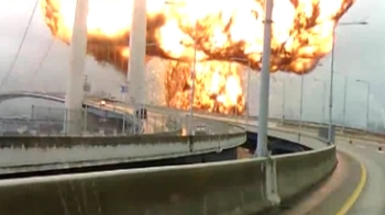 불기둥과 함께 치솟은 버섯구름…아찔한 폭발 순간 '영상'
