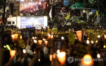 검찰청앞 촛불 든 민주당 의원들…“하늘찌른 분노…민란이 검란 제압“