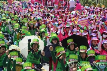 학교 비정규직 “임금교섭 결렬되면 다음달 17일 2차 총파업“