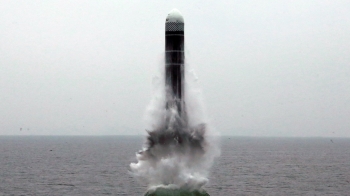 북 “신형 SLBM 북극성 시험발사 성공적…고각발사 진행“