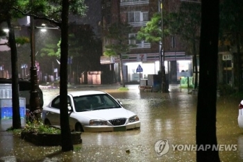 태풍 '미탁'으로 6명 사망…부산 산사태로 4명 매몰 추정