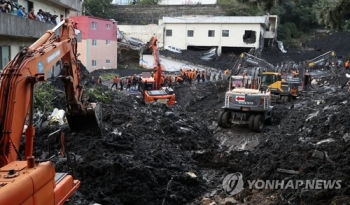 부산 산사태 3번째 매몰자 수습…노부부 아들로 확인