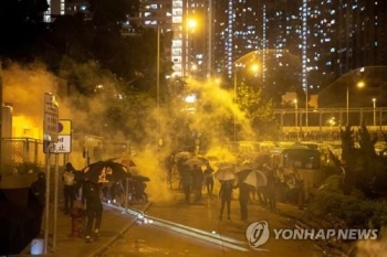 홍콩 시위 중 경찰이 쏜 총에 또다시 14세 소년 부상