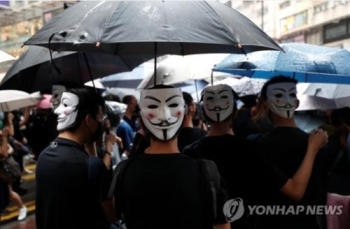 “마스크 못 벗는다“…홍콩 시민들 마스크 쓰고 대규모 시위