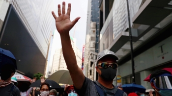 홍콩 '복면 금지' 첫 기소…시위대 “전체주의 발상“