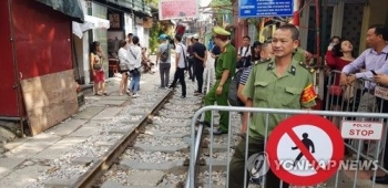 베트남 하노이 명소 '기찻길 카페' 사라져…사고 위험에 철거