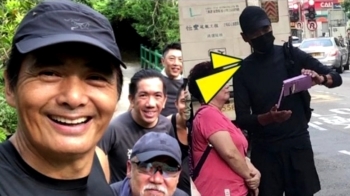 검은 마스크 쓴 주윤발, 홍콩 시위 현장에…“팬들과 사진도“