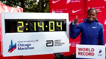 케냐 코스게이, 16년 만에 여자 마라톤 세계신기록 경신