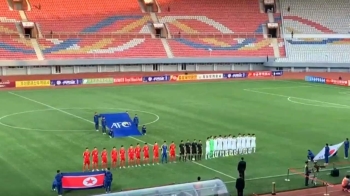 국가 연주, 몸싸움…스웨덴 대사가 찍은 남북축구 현장