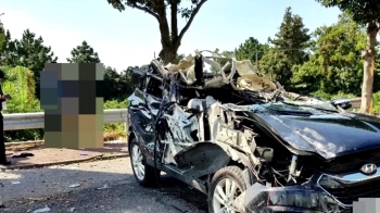 제주서 SUV-승용차·가로수 충돌 사고…운전자 숨져