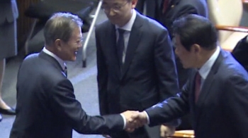 [비하인드 뉴스] 한국당 의석 향한 문 대통령…어려운 '악수'?