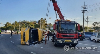 서울 방이동서 고교 통학버스·승용차 충돌… 고3생 1명 사망