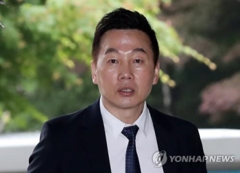 '성추행 의혹 보도 반박' 정봉주 1심 무죄…“추행 증거도 없어“
