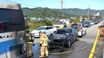 경남 고성서 추돌사고 뒤 화재…탑승자들, 화재 직전 탈출