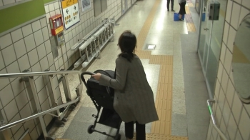 [밀착카메라] 유모차 들고 계단으로…'불친절한' 지하철역