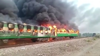 파키스탄 달리던 열차서 가스통 폭발…최소 70명 사망