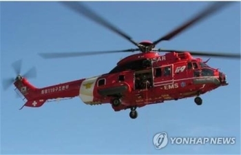 문 대통령 “독도해상 추락 동종헬기 안전성 전반적 점검“ 지시