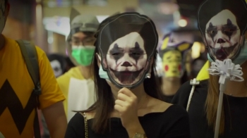 '핼러윈 데이' 맞춰…홍콩 시민들, '정치인 풍자가면' 시위