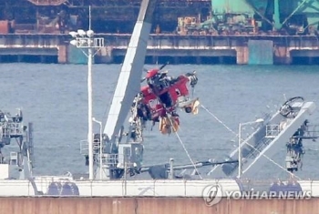 독도 추락 헬기 동체 트럭으로 김포공항 이동…정밀 검사