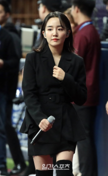 [포토]가수 윤하, 프리미어12 한국전 애국가