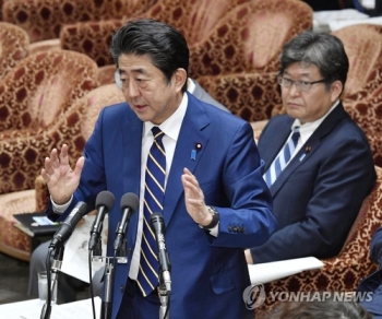 평정잃은 일본 아베…국회서 앉은채 야당 의원에 소리지르며 야유
