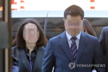 '인보사 의혹' 코오롱 이사 영장기각 나흘만에 재소환