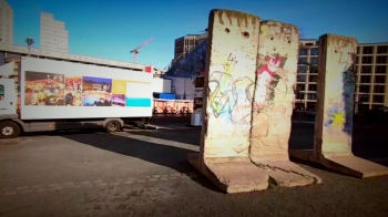 베를린 장벽 붕괴 30주년…평화 메시지 되새긴 시민들