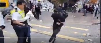 홍콩시위 참가자, 경찰이 손 실탄 맞고 쓰러져 위독