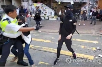 “'경찰에 피격' 홍콩 시위참가자, 생명엔 지장 없어“
