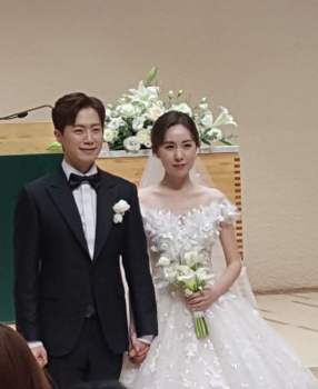 간미연♥황바울 결혼사진 공개, 선한 미소 닮은 신혼부부