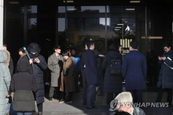 포토라인 없이 검찰 출두한 조국 전 장관…'공개소환폐지' 적용1호