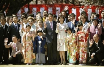 의혹 커지는 '일본 아베 총리 벚꽃 모임'…야당 공세 강화