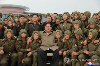 김정은, 낙하산 침투훈련 지도…“전쟁준비 능력 향상시켜야“