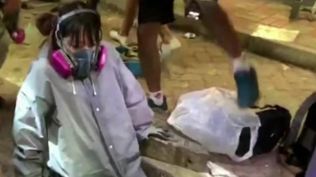 “안전하지 않은 상황…홍콩 경찰, 곤봉으로 학생 때려“