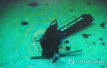 독도 추락 헬기 꼬리 부분 인양 완료…블랙박스 회수 나서
