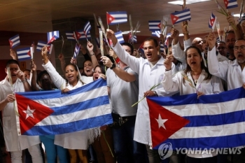 중남미 시위 사태에 '된서리' 맞은 쿠바 의사들, 속속 귀국