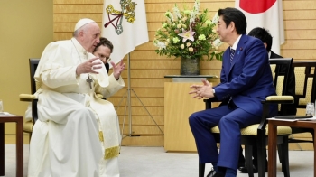 일 아베 만난 교황 “국가 간 분쟁, 대화만이 해결 가능“