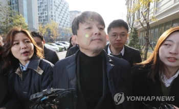 유재수, 구속심사 출석 '묵묵부답'…구속 여부 밤늦게 결정