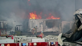 여수 윤활유 매장 창고서 폭발 화재…건물 5동·야산 태워