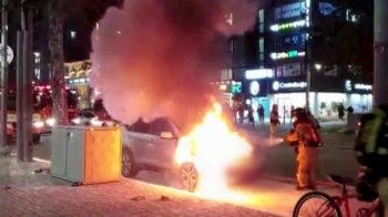 서울 강남 도로서 SUV 차량 불…엔진룸 전체 태워