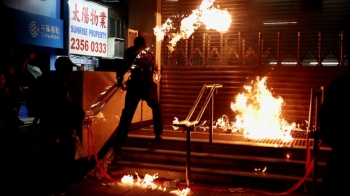홍콩 선거 이후 처음 주말 시위…일부 경찰과 충돌