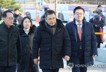 한국당, 청와대 앞서 최고위…'단식 종료' 황교안 당무 복귀