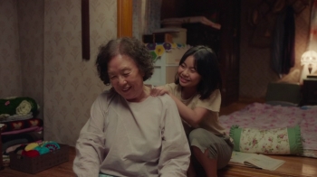 [영화랑] 할머니와 손녀의 환상 콤비…'감쪽같은 그녀'
