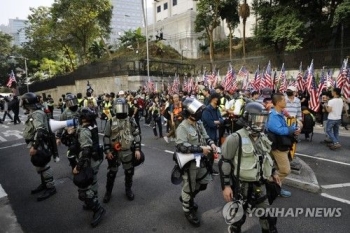 추락하는 경제 살려라…홍콩 정부, 6천억원 경기부양책 발표