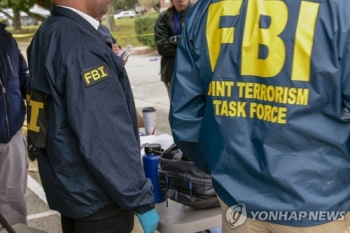 미국 FBI “해군기지 총격, 테러행위로 추정 수사“…동기 규명 주력